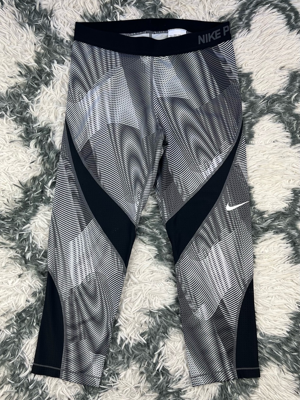 Nike Pro Women’s Hypercool Frequency Training Capri Leggings Black White Size L